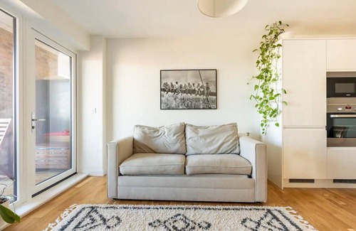 Greenwich West Condo | Charming and Spacious with Breathtaking London Skyline Views