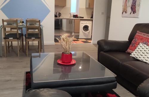 Alibon Apartment | Charming and Stylish 2-Bed Apart - London Dagenham