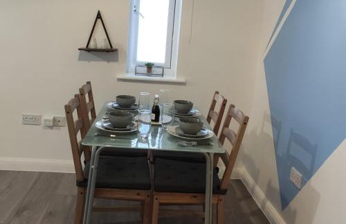 Alibon Apartment | Charming and Stylish 2-Bed Apart - London Dagenham