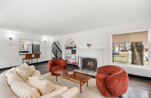 Jefferson Chalmers House | Charming and well appointed Detroit rental home with sophisticated interiors!