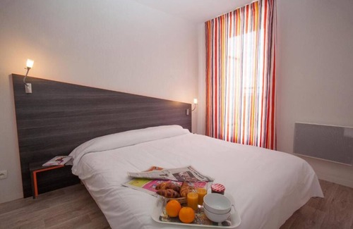 Chevilly-Larue Hotel | Charming Apartment w/Kitchenette Steps from Vibrant Market & Metro