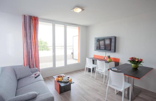 Chevilly-Larue Hotel | Charming Apartment w/Kitchenette Steps from Vibrant Market & Metro