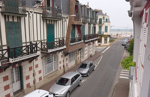 Villers-sur-Mer Apartment | Charming apartment in the city center of 63 m2