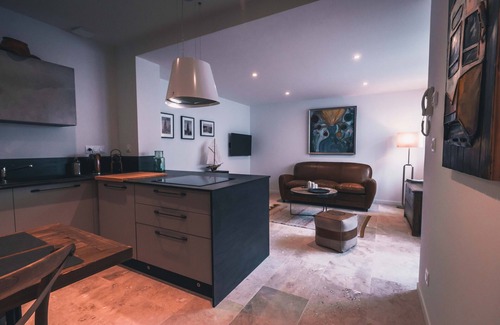 La Rochelle City Centre Apartment | Charming apartment with private courtyard downtown*
