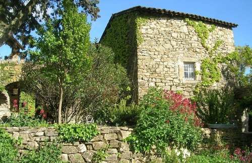 Vesseaux Apartment | Charming apartment in large XVII Mas, swimming pool and garden