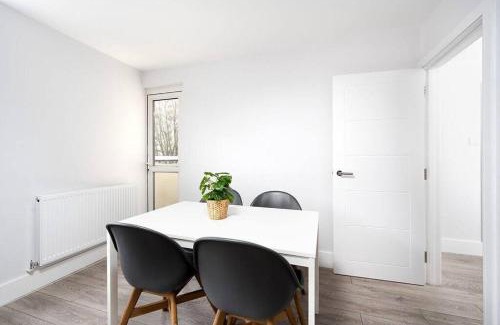 St Luke's Apartment | Charming Apartment in the Pleydell Estate