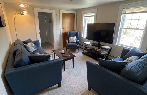 Branford Center Apartment | Charming Apartment on the Same Block as Beach