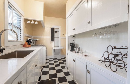 Alamitos Beach Apartment | Charming apartment with WiFi and AC, two blocks to the beach