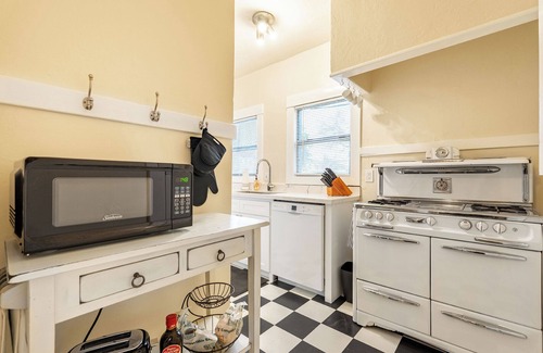 Alamitos Beach Apartment | Charming apartment with WiFi and AC, two blocks to the beach