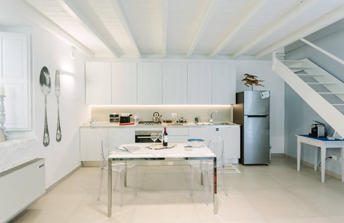 Ortigia Apartment | Charming Apartment with Sea View balcony, WiFi, Lift and 2 Bikes. Pet-friendly.