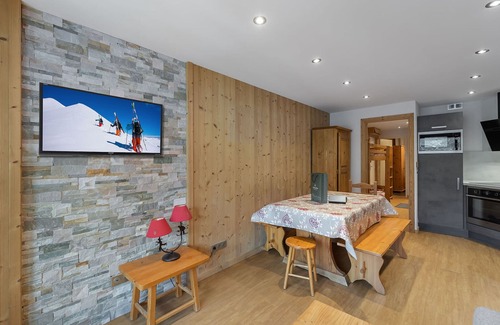Val-Thorens Apartment | Charming apt for 6 near slopes with balcony and WiFi