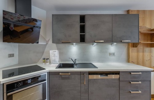 Val-Thorens Apartment | Charming apt for 6 near slopes with balcony and WiFi