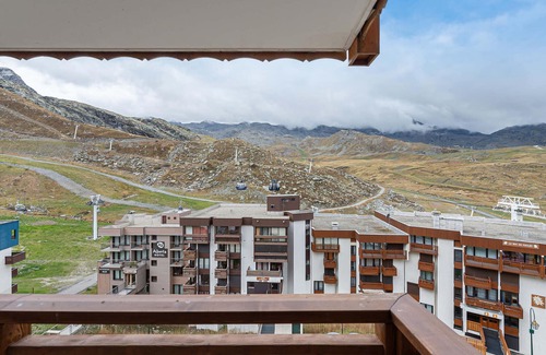 Val-Thorens Apartment | Charming apt for 6 near slopes with balcony and WiFi