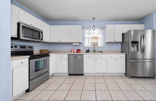 South Arlington House | Charming Arlington Hideaway