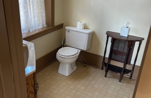Bentonsport Bed & Breakfast | Charming B&B in Tranquil Keosauqua with WiFi, AC