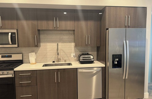 Downtown Long Beach Bed & Breakfast | Charming B&B with AC and fitness room in brilliant Long Beach