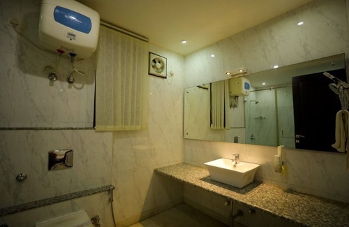 Basai House | Charming B&B with WiFi and AC in Wise Villa Agra 6