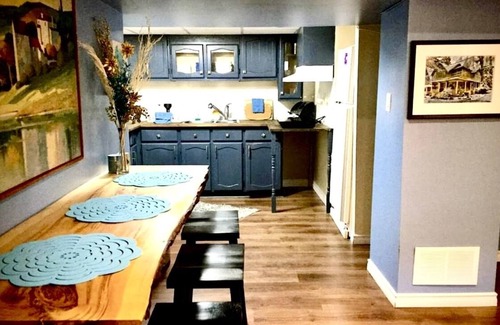 Peterborough Apartment | CHARMING BASEMENT APARTMENT MINUTES FROM DOWNTOWN, LITTLE LAKE, AND AMENITIES