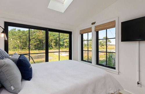 Kennebunkport Cottage | Charming Beach Cottage on the Marsh / Newly Renovated
