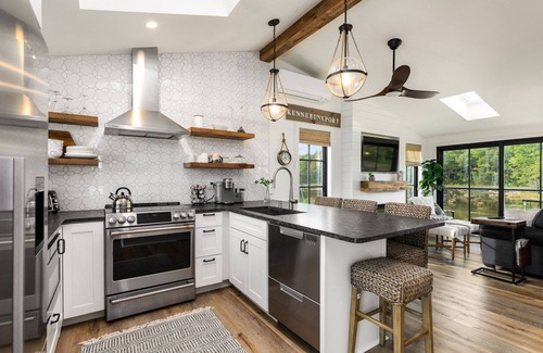Kennebunkport Cottage | Charming Beach Cottage on the Marsh / Newly Renovated