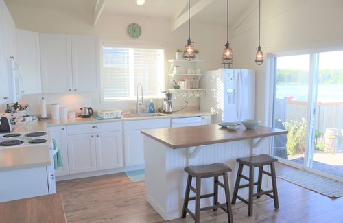 Ferndale House | Charming Beach Front Getaway at Sandy Point