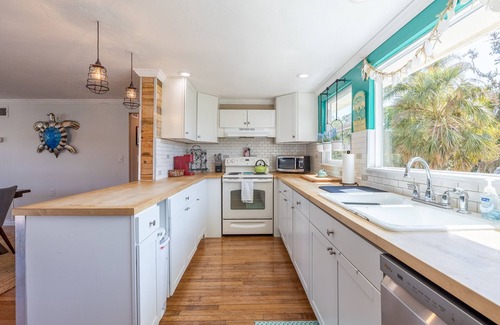 Englewood House | Charming Beach House, a quick walk to Manasota Beach!