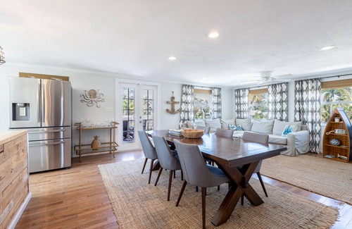 Englewood House | Charming Beach House, a quick walk to Manasota Beach!