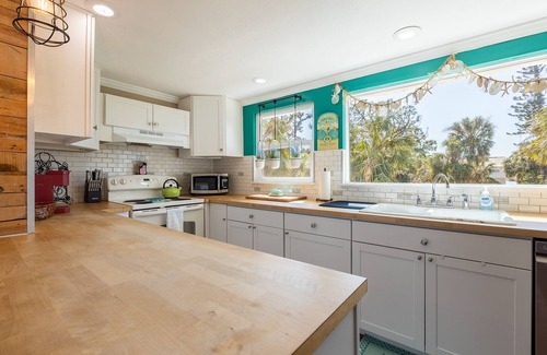 Englewood House | Charming Beach House, a quick walk to Manasota Beach!