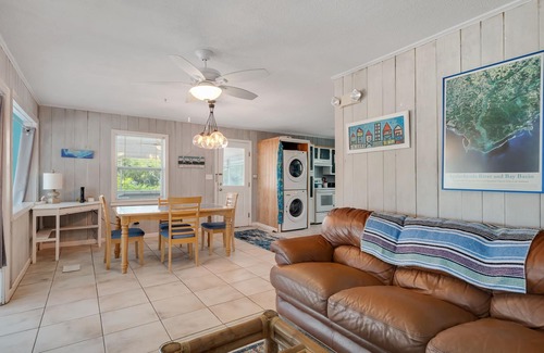 East End House | Charming Beach Cottage with Private Pool and close to the Beach!