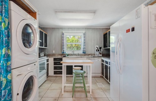 East End House | Charming Beach Cottage with Private Pool and close to the Beach!