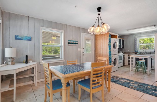 East End House | Charming Beach Cottage with Private Pool and close to the Beach!