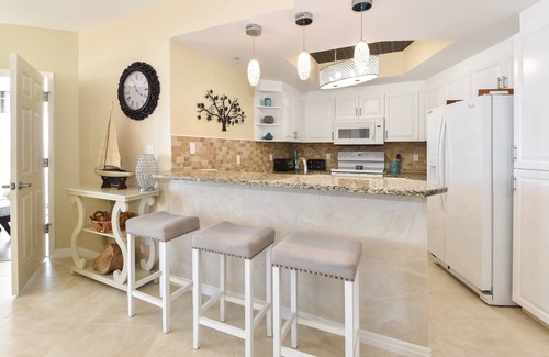 Fort Walton Beach - Destin Condo | Charming beachfront condo w/private balcony & elevator!