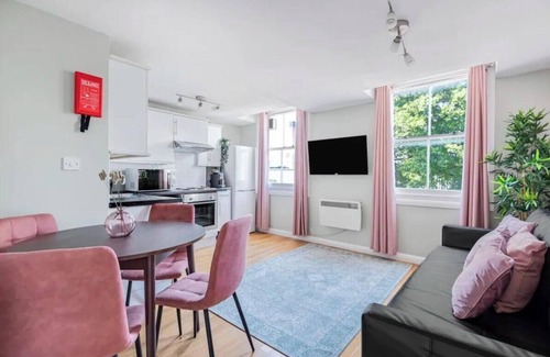 Kings Cross St. Pancras Apartment | Charming Bloomsbury Retreat: Central London Apartment near Euston Station