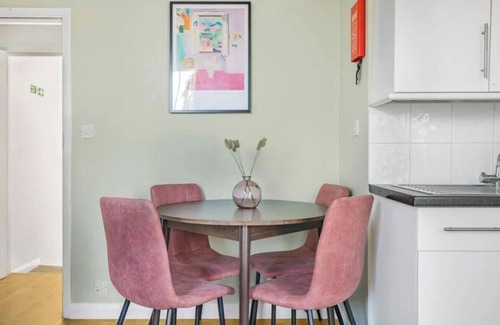 Kings Cross St. Pancras Apartment | Charming Bloomsbury Retreat: Central London Apartment near Euston Station