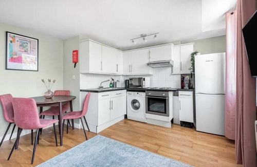 Kings Cross St. Pancras Apartment | Charming Bloomsbury Retreat: Central London Apartment near Euston Station