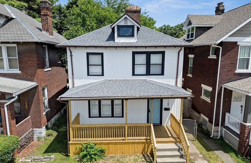 Livingston Park House | Charming Blue Castia – Modern 3 BDR Mins to Downtown and Attractions!