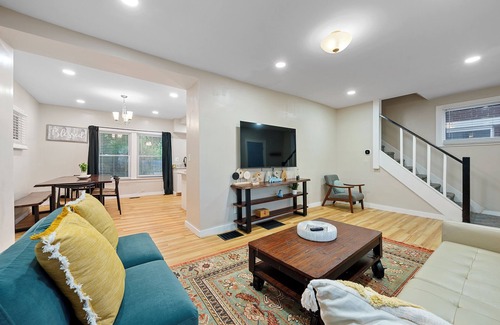Livingston Park House | Charming Blue Castia – Modern 3 BDR Mins to Downtown and Attractions!