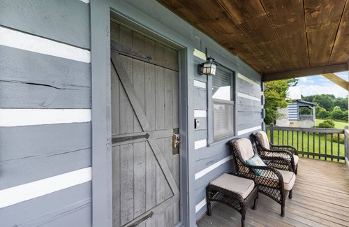 Fancy Gap Cabin | Charming Blue Ridge Cabin with Jacuzzi and Mountain Views-Cabin 2