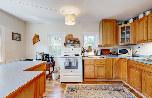 Bayville House | Charming Boothbay Harbor cottage with partial AC, full kitchen, and sun room