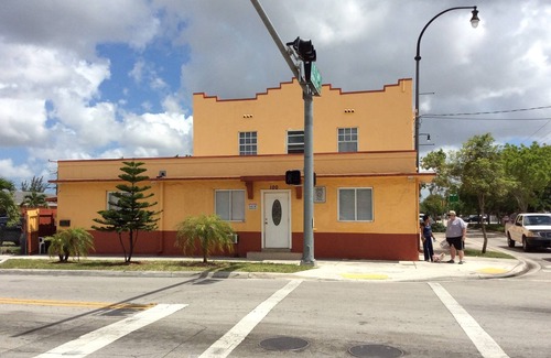 Hialeah House | Charming boutique hotel in wonderful Hialeah with AC, WiFi