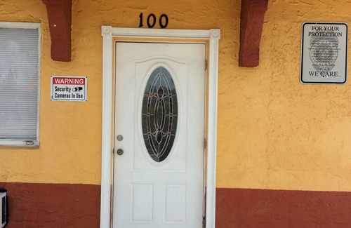 Hialeah House | Charming boutique hotel in wonderful Hialeah with AC, WiFi