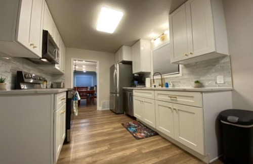 Logan House | 🌳Charming Brick Home 🌳 with bonus space & fenced yard for pets