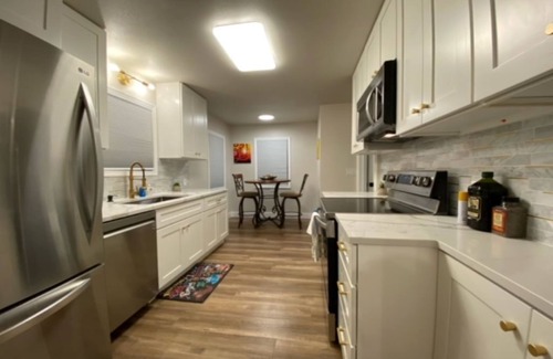 Logan House | 🌳Charming Brick Home 🌳 with bonus space & fenced yard for pets
