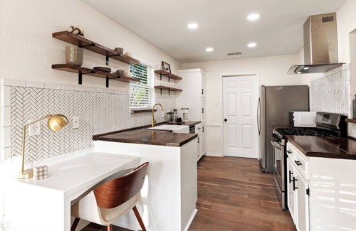 Round Rock House | Charming & Bright W/Lounging Pool