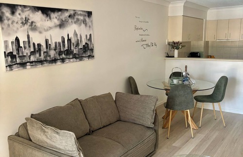 Broadbeach Apartment | Charming Broadbeach unit - Soothing pool views