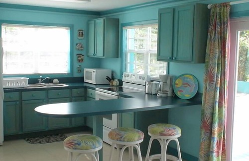 Spanish Wells Cottage | Charming safe and quiet beach escape