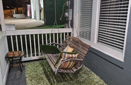 Logan House | Charming Bungalow 2 bedroom house in wonderful Logan with fitness room.