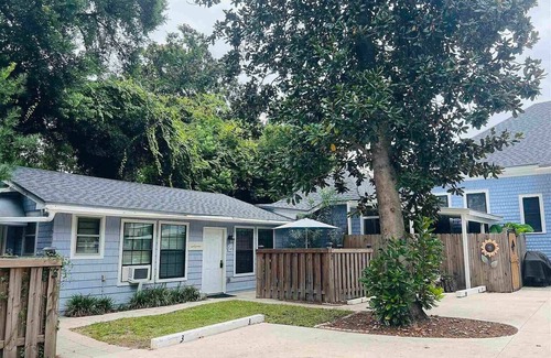 East Hill House | Charming bungalow #2 with AC and WiFi in lovely Pensacola
