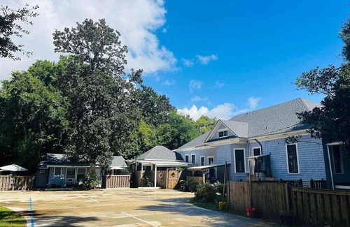 East Hill House | Charming bungalow #2 with AC and WiFi in lovely Pensacola