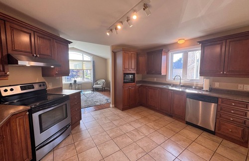 Cornwall House | Charming Bungalow in quiet neighbourhood